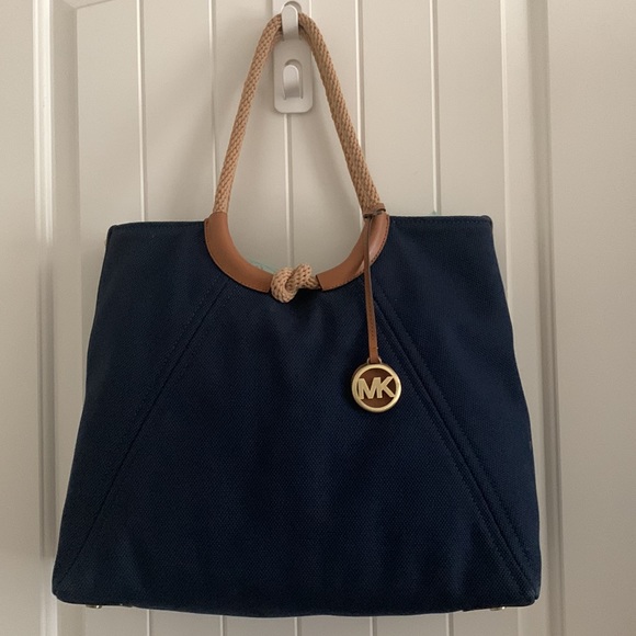 MICHAEL Michael Kors Isla Ring Shoulder Tote - Picture 8 of 16